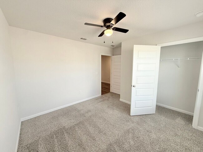Building Photo - 4-Bedroom Home - Woodlands