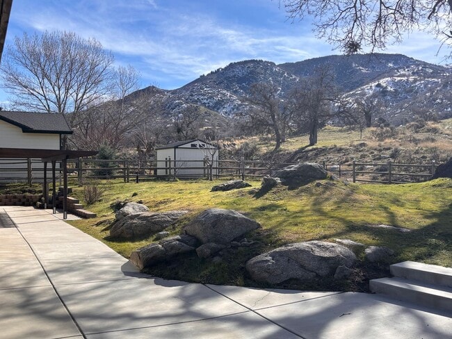 Building Photo - Beautiful Stallion Springs Home With A View!