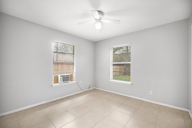 Building Photo - 5605 1/2 Jim Hogg Ave-
