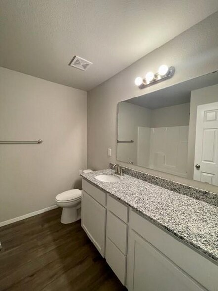 Building Photo - 505 Ashwood St