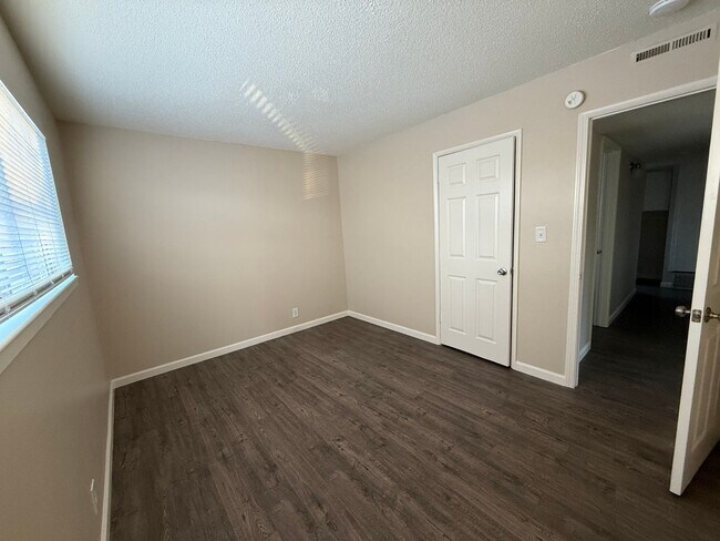 Building Photo - 420 Lee St