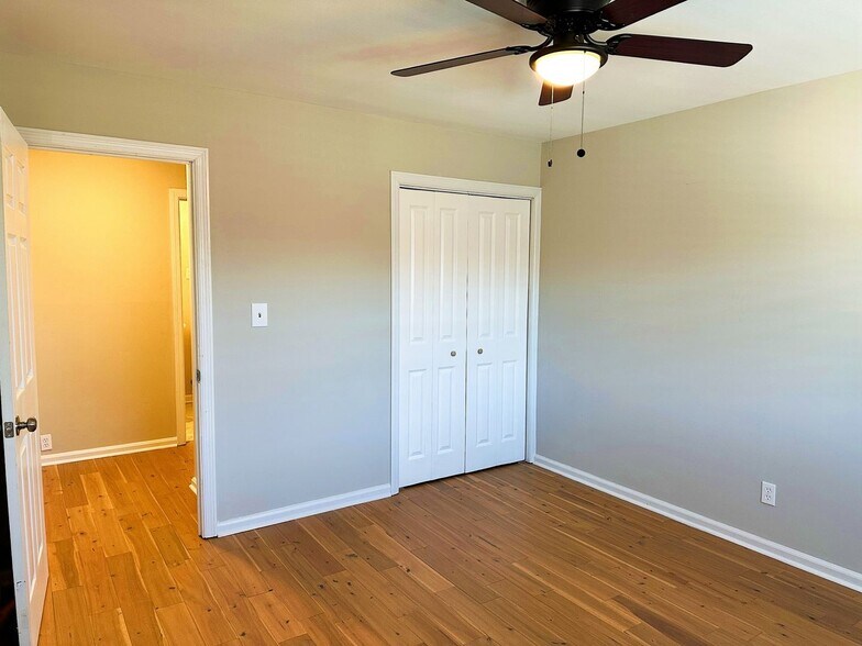 Building Photo - 2257 Collins Dr