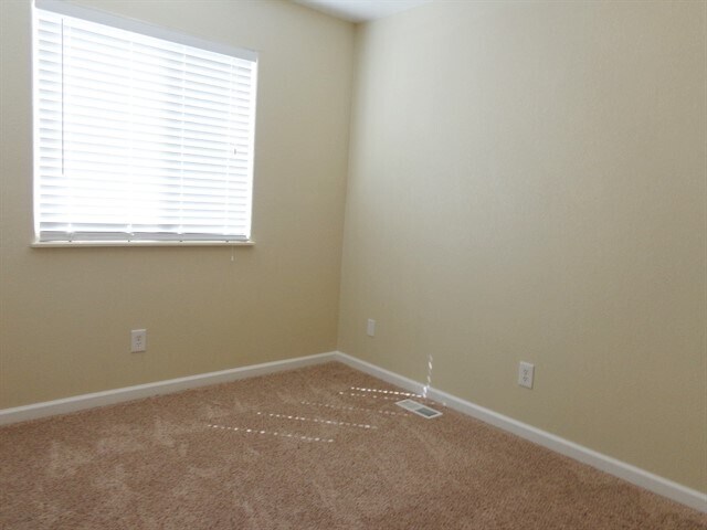 Building Photo - 2500 Park View Dr