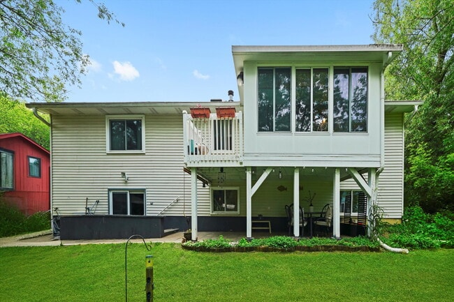 Building Photo - 4-Bed / 2-Bath Nicely Updated Home