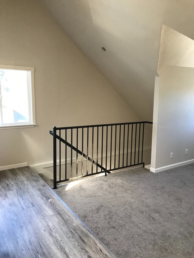Building Photo - Upper unit in SW Bend Close to Old Mill an...