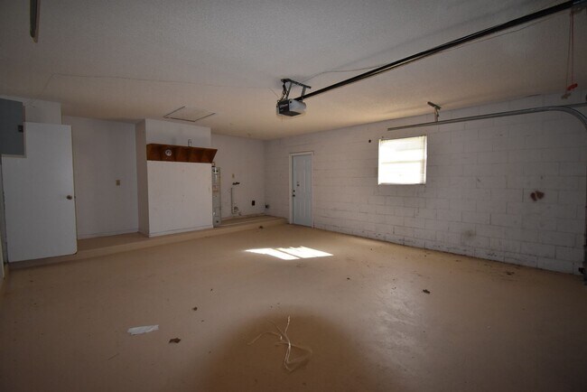 Building Photo - APOPKA: 3 bed/2 bath POOL HOME - AVAILABLE AUGUST 17th!