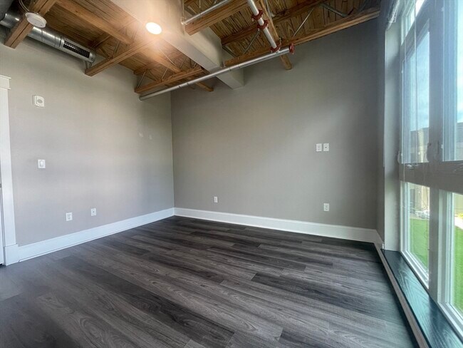 Building Photo - 330 Pleasant St