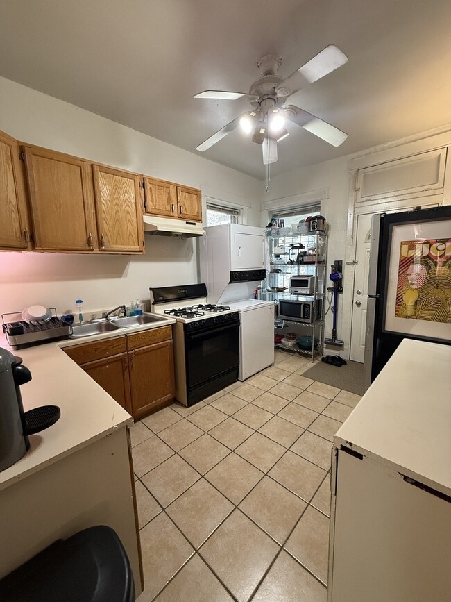 Building Photo - 866 W Buckingham Pl