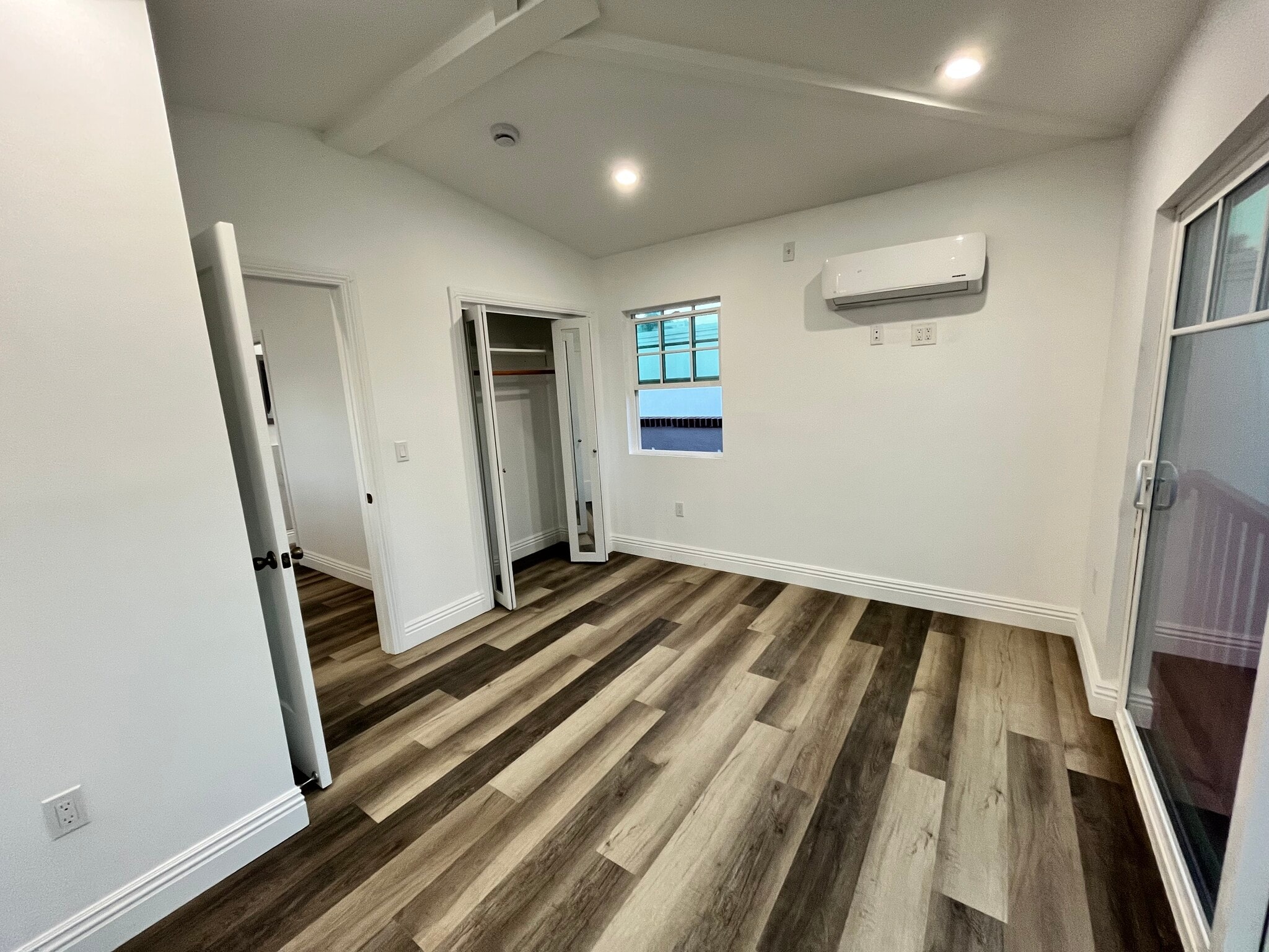 Building Photo - 301 S La Peer Dr