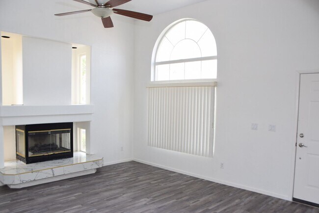 Building Photo - 8765 Country Pines Ave