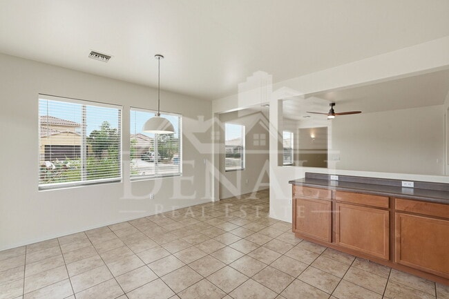 Building Photo - 584 N Highlands Grove Ln
