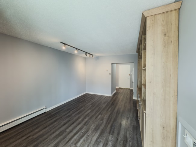 Building Photo - 1BR/1BA Condo with a Private balcony, Upda...