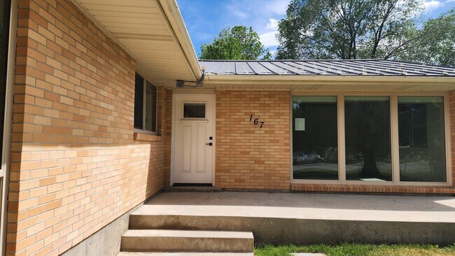 Building Photo - Earnshaw Estates 2