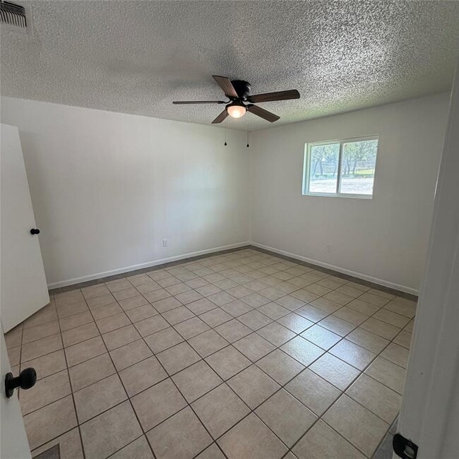 Building Photo - 1301 Greenlawn Pkwy