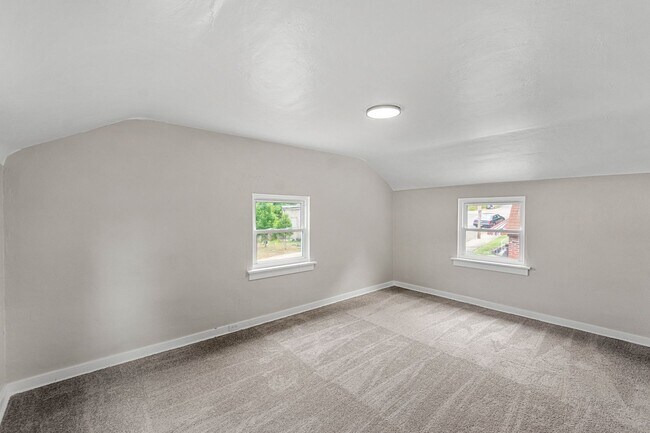 Building Photo - Stunning 2 bedroom home in Penn Avenue available August 1!