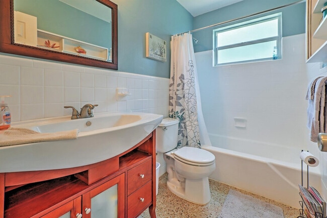 Building Photo - 157 Longwood Dr