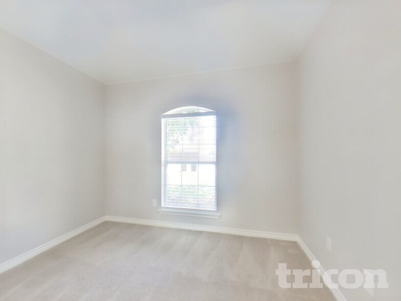 Building Photo - 909 Marist Dr