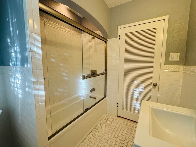 Building Photo - Charming 2 Bed, 2 Bath Home near UOP