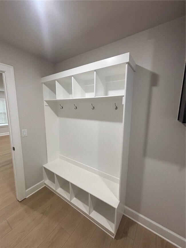 Building Photo - 3101 SW Lovely Ln