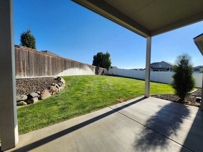 Building Photo - Elegant 4 Bed, 2 Ba Home - MANY Upgrades &...