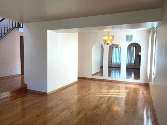 Building Photo - 226 Iris Dr