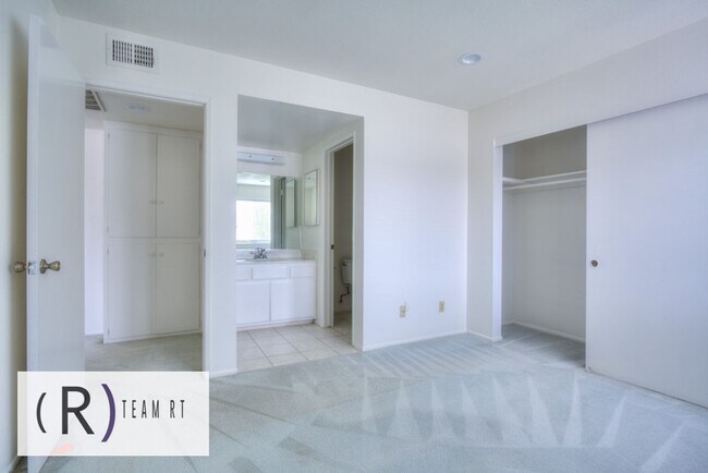 Building Photo - A Charming Condominium in a Quiet and Desi...