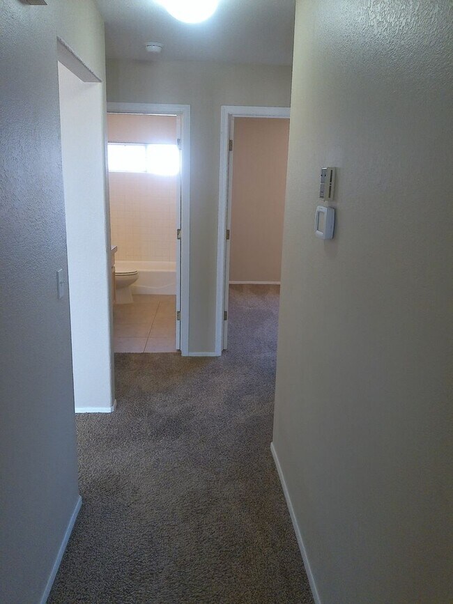 Building Photo - Long Term 3 bedroom 2 bath 3 car