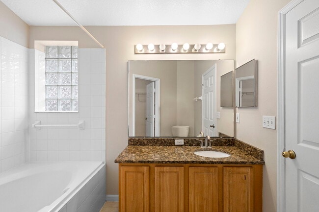 Building Photo - 1911 Colonial Woods Blvd