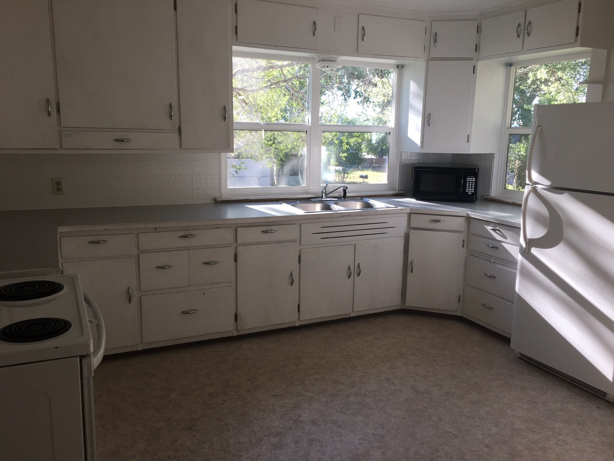 Building Photo - 1204 W Maple St