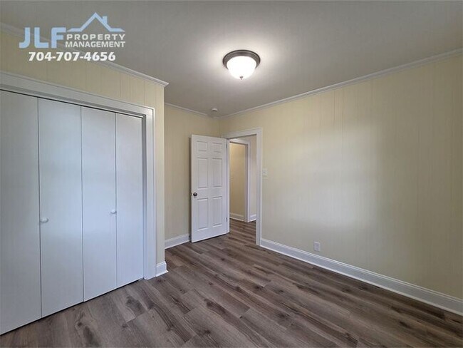 Building Photo - Fully Renovated 2 Bed/1 Bath Ranch in Salisbury!