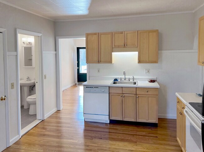 KITCHEN - 154 Franklin St