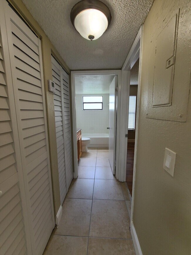 Building Photo - 1520 Lake Crystal Dr