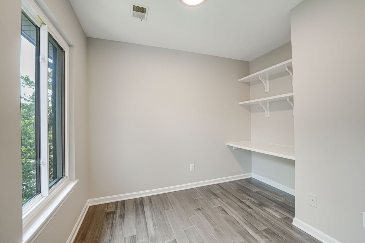 Building Photo - 2815 Lee Oaks Ct