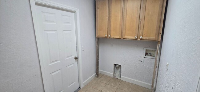 Building Photo - Huge Three Bedroom- 2 bath + den, 2 car ga...