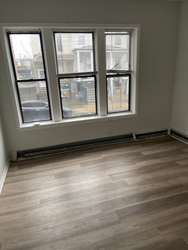 Building Photo - 565 Bergen Ave