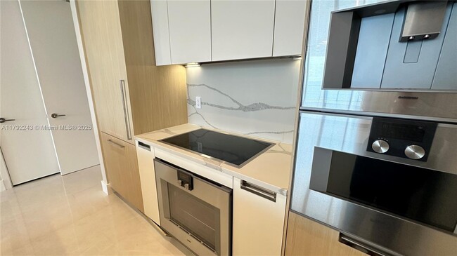 Building Photo - 15701 Collins Ave