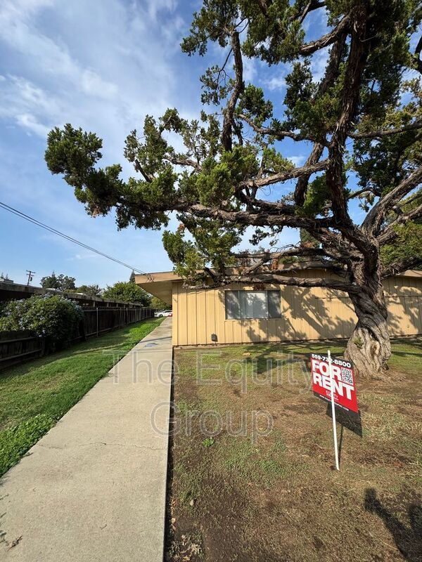 Building Photo - 1140 W Tulare Ave