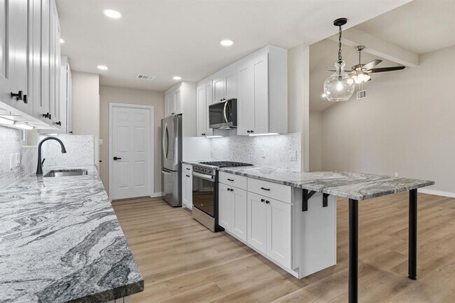 Building Photo - 900 Morgan Hill Dr