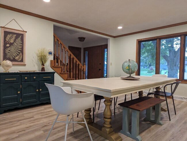 Building Photo - Four Bedroom Neenah House