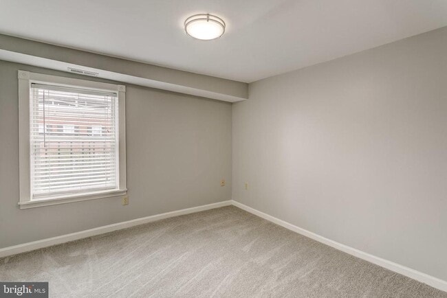 Building Photo - 1458 Riverside Ave