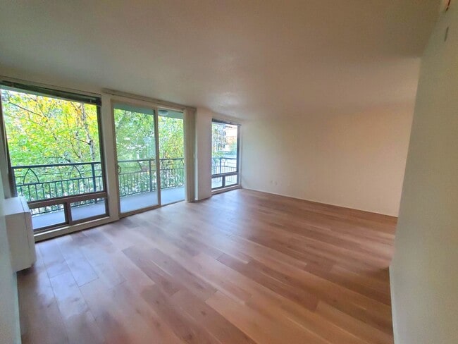 Building Photo - Spacious 1 bed/1bath.  Heat included in rent!  Off Street parking included.