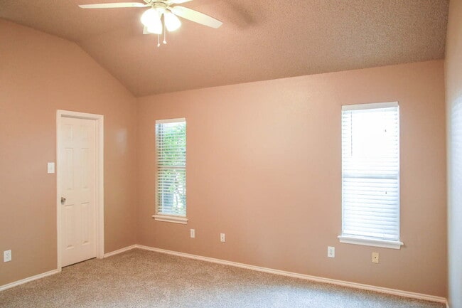 Building Photo - Beautifully Maintained 3/2/2 in Preston Smith
