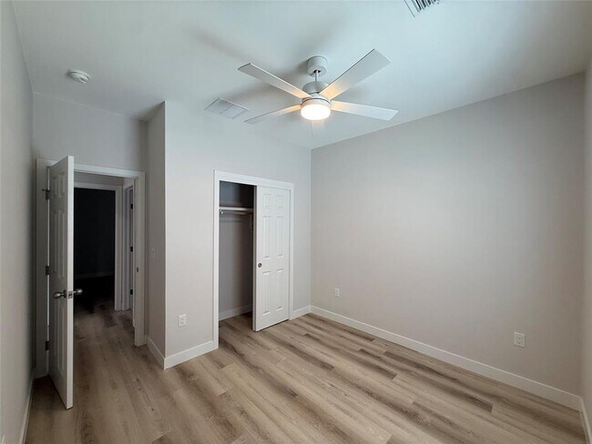 Building Photo - 817 5th