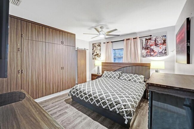 Building Photo - 2000 Jackson St