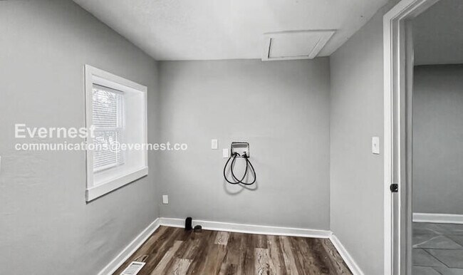 Building Photo - Spacious 3-Bedroom Home with Deck and Modern Appliances