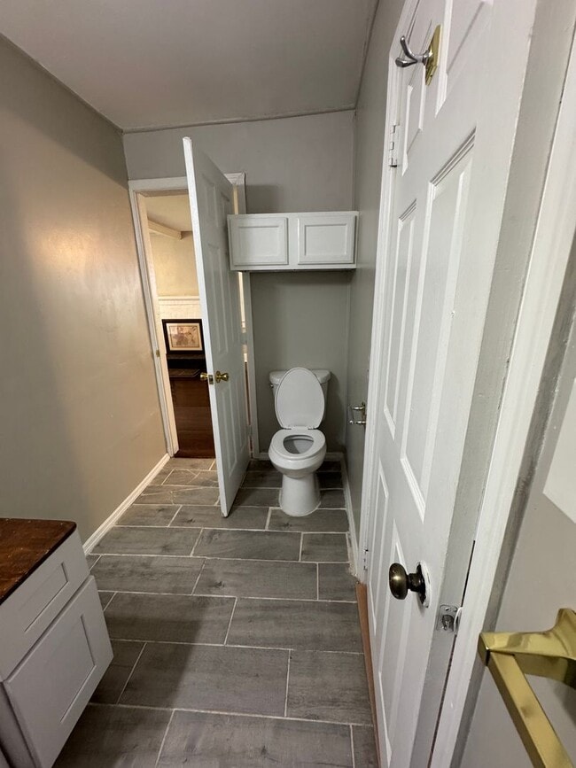 Building Photo - Cute & Comfortable Living in the Lookout M...