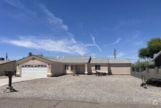 Building Photo - Move in ready! Call for a showing.