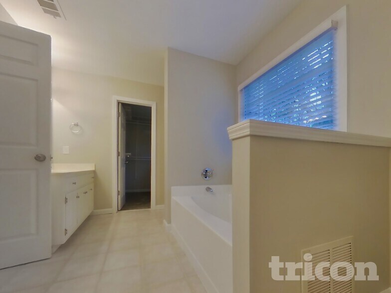 Building Photo - 1538 Fallen Leaf Dr SW