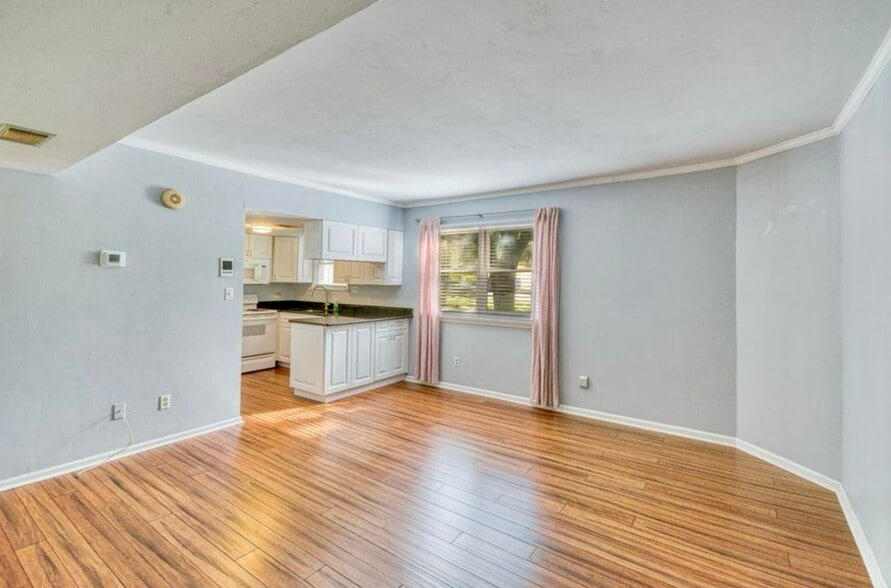 Building Photo - 304 S Franklin Blvd