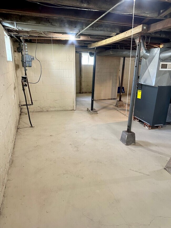 Building Photo - $1,175 | 1 Bedroom 1 Bath | Studio House | W&D | Fenced Yard | Central A/C